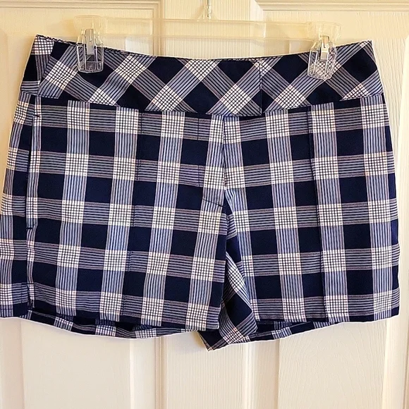 Ladies golf shorts - Picture 1 of 4